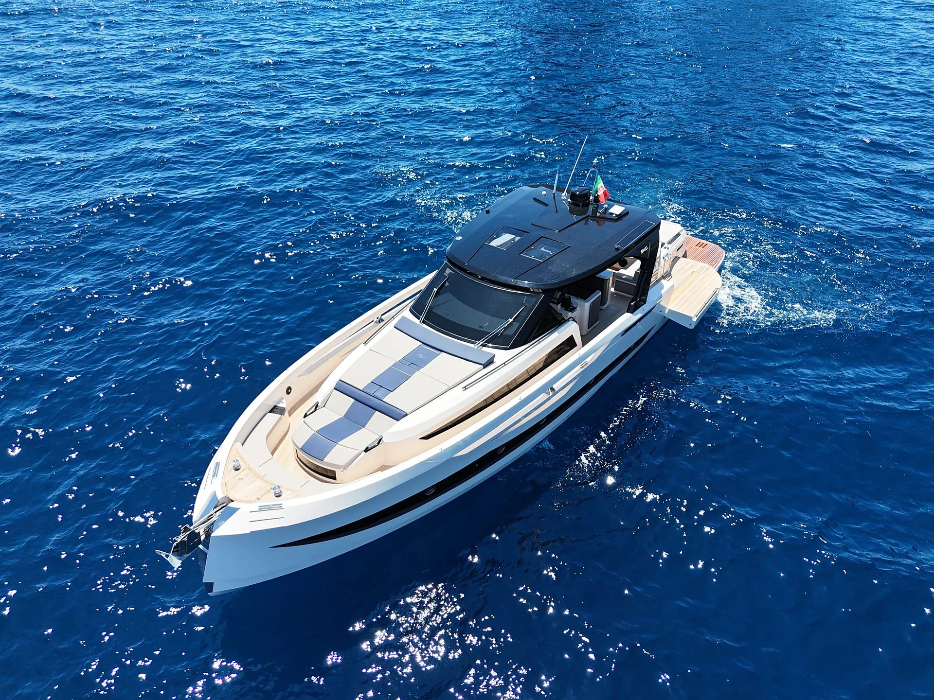 Caiman 54 stern